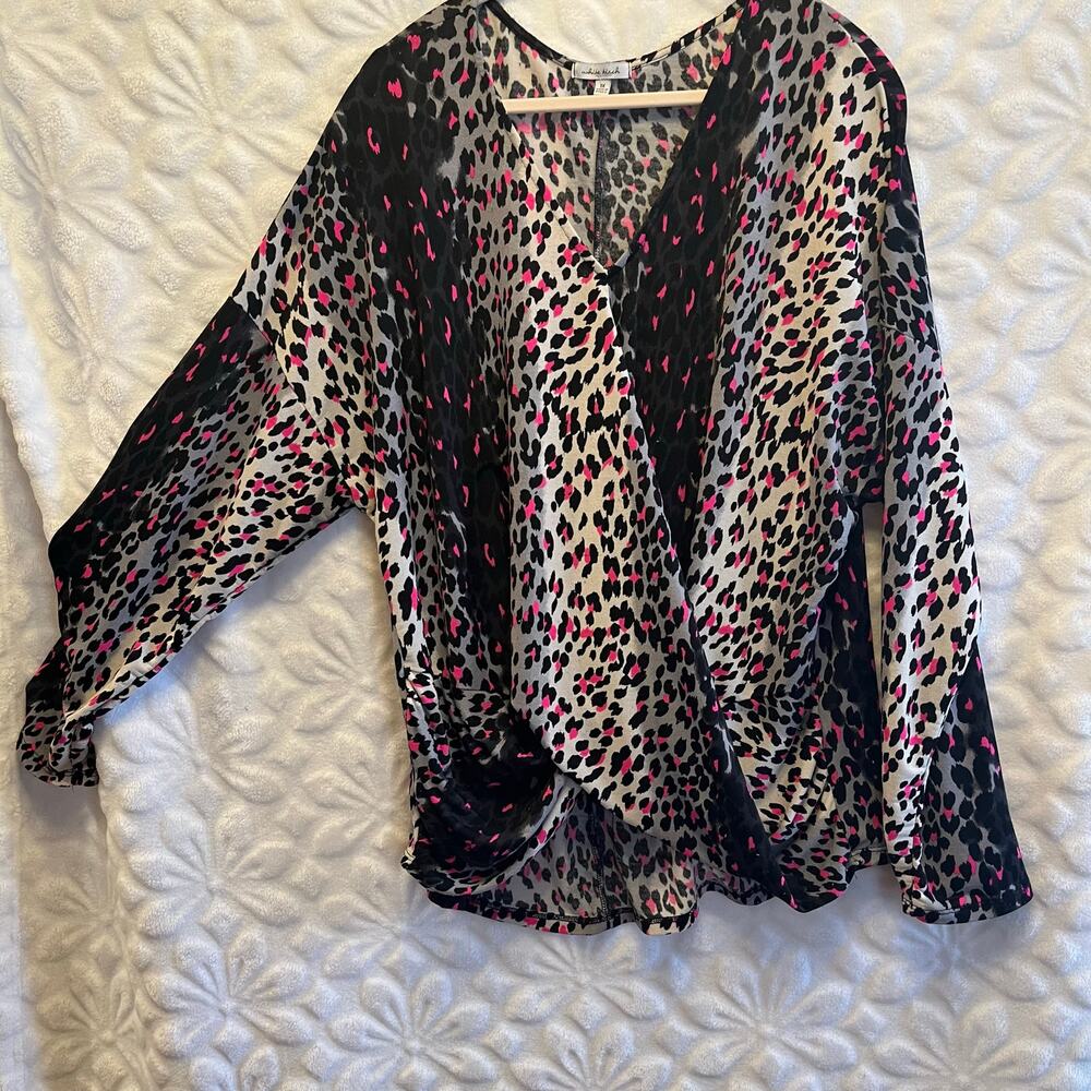 White birch fuchsia leopard print twist front top size XL preowned excellent